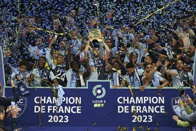 Joie des joueurs du Havre brandissant le trophee de champion de Ligue 2 BKT - LEKHAL Victor (Le Havre) FOOTBALL : Le Havre vs Dijon - 38e journee Ligue2 BKT - 02 06 2023 JBAutissier Panoramic 