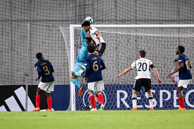 UEFA European Football Championship - Under 17 Final - Germany vs France France U17, U 17 Ä™s Paul Argney catch the ball during the final phase Under-17 Championship Hungary 2023 soccer match Germany U17 vs. France U17 at the Nandor Hidegkuti Stadion stadium in Budapest, Hungary, 2nd of June 2023 Budapest Hidegkuti Nandor Stadium Hungary Copyright: xVinnyxOrlandox xLiveMediax LPS_959220
