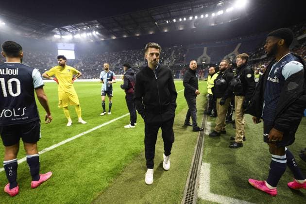 interruption de jeu suite a l envahissement du terrain par les supporters du Havre quelques secondes avant le coup de sifflet final ELSNER Luka - entraineur (Le Havre) FOOTBALL : Le Havre vs Dijon - 38e journee Ligue2 BKT - 02 06 2023 JBAutissier Panoramic 