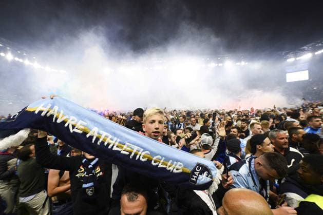 Sport Bilder des Tages envahissement du terrain par les supporters du Havre a la fin du match - joie FOOTBALL : Le Havre vs Dijon - 38e journee Ligue2 BKT - 02 06 2023 JBAutissier Panoramic 