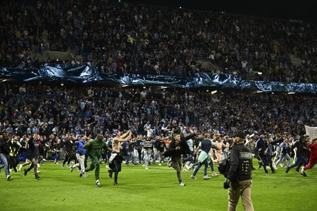 envahissement du terrain par les supporters du Havre avant la fin du match FOOTBALL : Le Havre vs Dijon - 38e journee Ligue2 BKT - 02 06 2023 JBAutissier Panoramic 