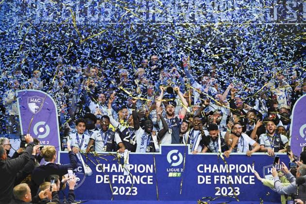 Joie des joueurs du Havre brandissant le trophee de champion de Ligue 2 BKT LEKHAL Victor (Le Havre) FOOTBALL : Le Havre vs Dijon - 38e journee Ligue2 BKT - 02 06 2023 JBAutissier Panoramic 