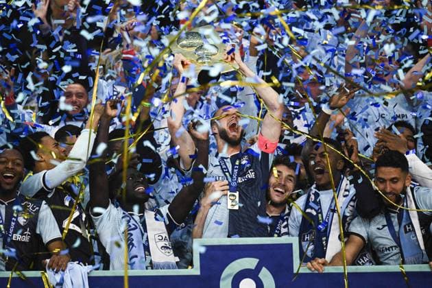 Sport Themen der Woche KW22 Sport Bilder des Tages Joie des joueurs du Havre brandissant le trophee de champion de Ligue 2 BKT LEKHAL Victor (Le Havre) FOOTBALL : Le Havre vs Dijon - 38e journee Ligue2 BKT - 02 06 2023 JBAutissier Panoramic 