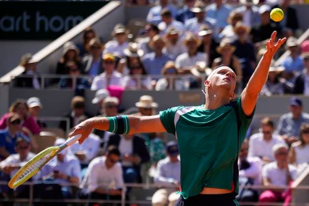 PARIS, FRANCE - JUNE 2: Alejandro Davidovich Fokina serves during the 3nd round of Roland Garros 2023 match on June 02, 2023, at Roland Garros Stadium in Paris, France. (Photo by Glenn Gervot Icon Sportswire) TENNIS: JUN 02 French Open EDITORIAL USE ONLY Icon2306024022