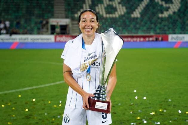 02.06.2023, St. Gallen, Kybunpark, Women s Super League Final: Servette FC ChÃªnois FÃ minin - FC Zürich Frauen, 5 Vanessa Bernauer (Zürich) poses with the trophy after their championship Final victory St. Gallen kybunpark St. Gallen Switzerland *** 02 06 2023, St Gallen, Kybunpark, Women s Super League Final Servette FC ChÃªnois FÃ minin FC Zurich Women, 5 Vanessa Bernauer Zurich poses with the trophy after their championship Final victory St Gallen kybunpark St Gallen Switzerland  Copyright: xJustPictures.ch DanielaxPorcellix