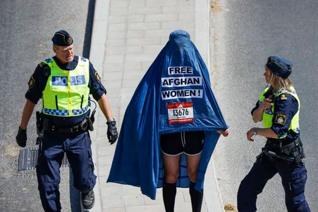 Sport Themen der Woche KW22 Sport Bilder des Tages STOCKHOLM 20230603 Poliser och löpare iklädd burka med budskapet Free Afghan Women vid starten pa Lidingövägen inför Stockholm Marathon 2023. Stockholm Sverige x10430x *** STOCKHOLM 20230603 Police officers and runners wearing burkas with the message Free Afghan Women at the start on Lidingövägen ahead of the Stockholm Marathon 2023 Stockholm Sweden x10430x  Copyright: xChristinexOlsson TTx STOCKHOLM MARATHON 2023