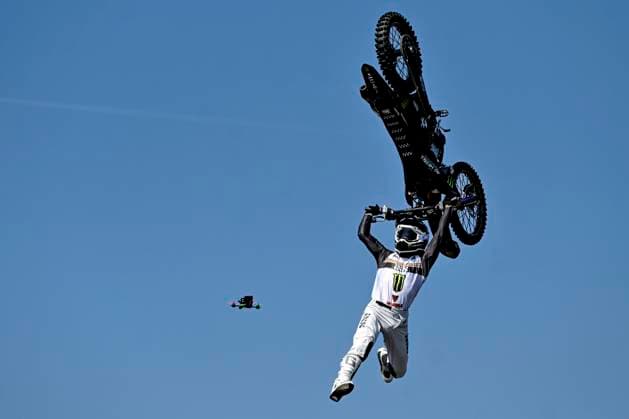 Bilder des Jahres 2023, Sport 06 Juni Sport Themen der Woche KW22 Sport Bilder des Tages FMX Freestyler in Action von Drohne gefolgt, Schweiz, 03.06.2023 *** FMX freestyler in action followed by drone, Switzerland, 03 06 2023 