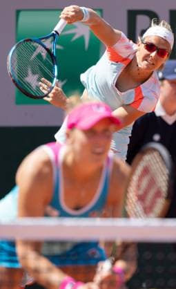 American Shelby Rogers and Belgian Kirsten Flipkens pictured in action during a doubles tennis match between US-Belgian pair Rogers - Flipkens and Ukrainian-Roumanian pair Kostyuk - Ruse, in the second round of the women s doubles at the Roland Garros French Open tennis tournament in Paris, France, Friday 02 June 2023. BENOITxDOPPAGNE  x68342196x