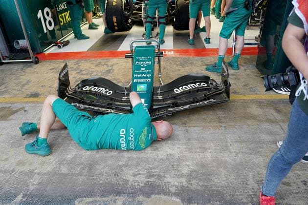 03.06.2023, Circuit de Catalunya, Barcelona, Formel 1 AWS Grand Prix von Spanien 2023 , im Bild Ein Mechaniker arbeitet am Frontflügel des Autos von Lance Stroll (CAN), Aston Martin Aramco Cognizant Formula One Team Barcelona Circuit de Catalunya Catalunya Spain