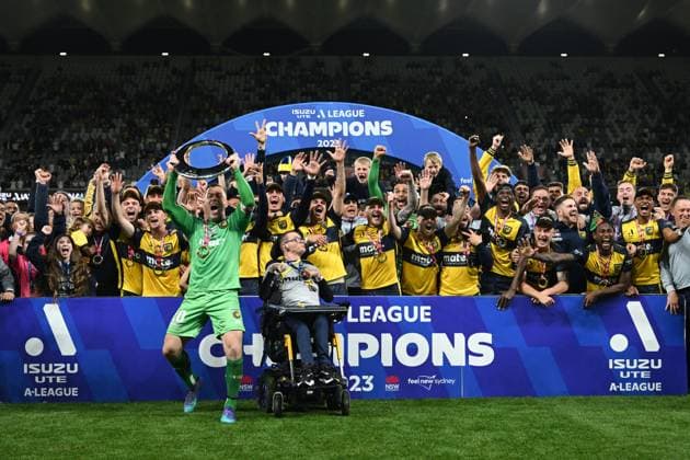 Sport Themen der Woche KW22 Sport Bilder des Tages ALEAGUE GRAND FINAL, Central Coast Mariners receive the championship trophy following their win over Melbourne City during the A-League Men s Grand Final soccer match between Melbourne City and the Central Coast Mariners at CommBank Stadium in Sydney, Saturday, June 3, 2023. ( NO ARCHIVING, EDITORIAL USE ONLY, NO USE IN BOOKS WITHOUT CONSENT SYDNEY NEW SOUTH WALES AUSTRALIA  Copyright: xDEANxLEWINSx 20230603001806663986
