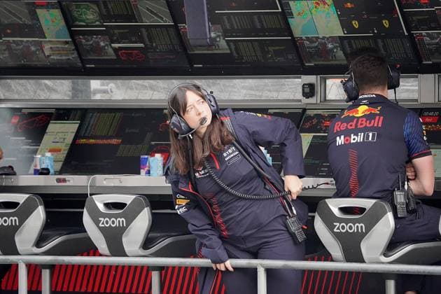 03.06.2023, Circuit de Catalunya, Barcelona, Formel 1 AWS Grand Prix von Spanien 2023 , im Bild Hauptstrategieingenieurin Hannah Schmitz (Red Bull Racing) vergewissert sich wie stark der einsetzende Regen ist. Barcelona Circuit de Catalunya Catalunya Spain