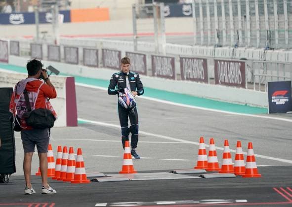 03.06.2023, Circuit de Catalunya, Barcelona, Formel 1 AWS Grand Prix von Spanien 2023 , im Bild Nach seinem Ausfall kommt Logan Sargeant (USA), Williams Racing in die Boxengasse. Barcelona Circuit de Catalunya Catalunya Spain