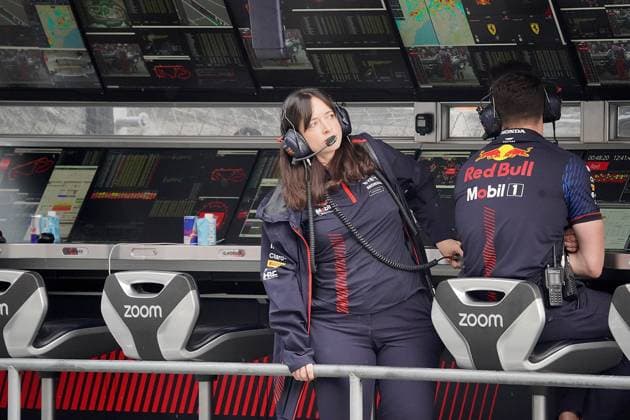 Formel 1 AWS Grand Prix von Spanien 2023 03.06.2023, Circuit de Catalunya, Barcelona, Formel 1 AWS Grand Prix von Spanien 2023 , im Bild Hauptstrategieingenieurin Hannah Schmitz (Red Bull Racing) vergewissert sich wie stark der einsetzende Regen ist.