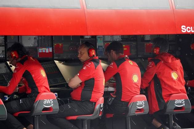 Formel 1 AWS Grand Prix von Spanien 2023 03.06.2023, Circuit de Catalunya, Barcelona, Formel 1 AWS Grand Prix von Spanien 2023 , im Bild Der Ferrari Kommandostand mit Renndirektor Laurent Mekies (Scuderia Ferrari) und Teamchef Frederic Vasseur (Scuderia Ferrari)