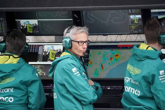 Formel 1 AWS Grand Prix von Spanien 2023 03.06.2023, Circuit de Catalunya, Barcelona, Formel 1 AWS Grand Prix von Spanien 2023 , im Bild Teamchef Mike Krack (Aston Martin Cognizant Formula One Team) mit den Wetterdaten am Monitor.