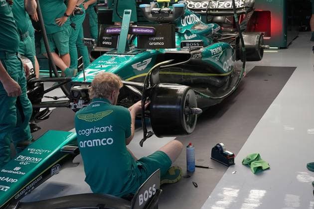 Formel 1 AWS Grand Prix von Spanien 2023 03.06.2023, Circuit de Catalunya, Barcelona, Formel 1 AWS Grand Prix von Spanien 2023 , im Bild Ein Mechaniker arbeitet am Auto von Fernando Alonso (ESP), Aston Martin Aramco Cognizant Formula One Team