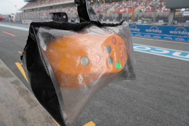Formel 1 AWS Grand Prix von Spanien 2023 03.06.2023, Circuit de Catalunya, Barcelona, Formel 1 AWS Grand Prix von Spanien 2023 , im Bild Reggenschutz über der Startampel von McLaren.