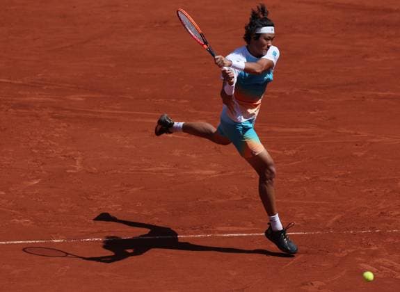 (230603) -- PARIS, June 3, 2023 -- Zhang Zhizhen of China hits a return during the men s singles third round match against Casper Ruud of Norway at the French Open tennis tournament at Roland Garros in Paris, France, June 3, 2023. ) (SP)FRANCE-PARIS-TENNIS-ROLAND GARROS-FRENCH OPEN GaoxJing 