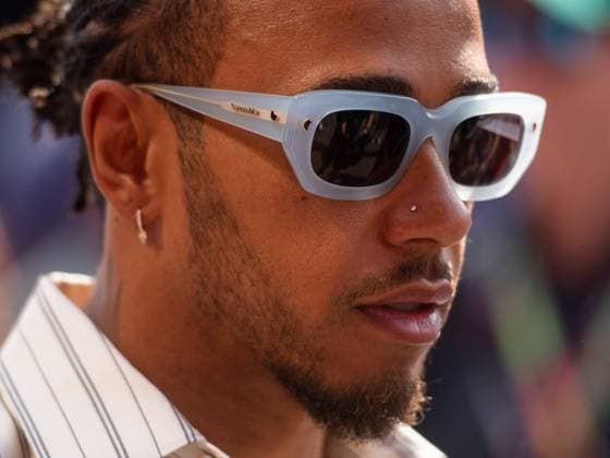 Lewis Hamilton (UK, Mercedes AMG Petronas F1 Team, 44) mit Nanushka Sonnenbrille, ESP, Formel 1 Weltmeisterschaft, Grand Prix von Spanien, Circuit de Barcelona Catalunya, 3. freies Training und Qualifying, 03.06.2023 ESP, Formel 1 Weltmeisterschaft, Grand Prix von Spanien, Circuit de Barcelona Catalunya, 3. freies Training und Qualifying, 03.06.2023 Montmelo Copyright: xEibner Memmlerx EP_MMR