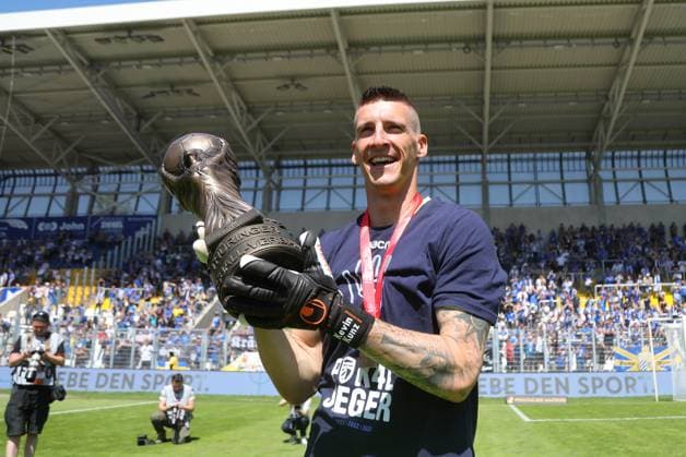 Sport Themen der Woche KW22 Sport Bilder des Tages GER, Thueringen-Pokal Finale, FC Carl Zeiss Jena - Wacker Nordhausen 03.06.2023, Jena, Ernst-Abbe-Sportfeld, GER, Saison 2022 2023, Regionalliga Nordost, Thueringen-Pokal Finale Koestritzer Pokalfinale FC Carl Zeiss Jena - FSV Wacker Nordhausen im Bild Torwart Kevin Kunz (Jena) feiert mit dem Pokal *** GER, Thueringen Cup Final, FC Carl Zeiss Jena Wacker Nordhausen 03 06 2023, Jena, Ernst Abbe Sportfeld, GER, season 2022 2023, Regionalliga Nordost, Thueringen Cup Final Koestritzer Pokalfinale FC Carl Zeiss Jena FSV Wacker Nordhausen in the picture goalkeeper Kevin Kunz Jena celebrates with the cup