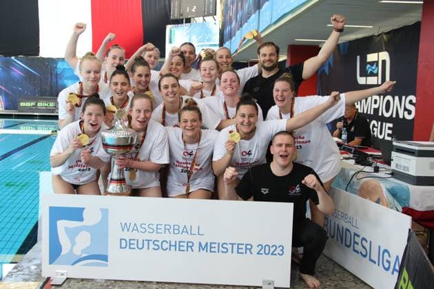Sport Themen der Woche KW22 Sport Bilder des Tages DEU, DWV, 1.WBB-Frauen, DM, Spandau04 vs. Bayer Uerdingen, 03.06.2023, Schwimmhalle-Schoeneberg, Berlin, DEU, DWV, 1.WBB-Frauen, DM, Spandau04 vs. Bayer Uerdingen, Spandau 04 Deutscher Meister, im Bild Spandauer-Spielerkreis, Trainer Marko Stamm (Spandau04) Foto: Juergen Engler nordphoto GmbH *** DEU, DWV, 1 WBB women, DM, Spandau04 vs Bayer Uerdingen, 03 06 2023, Schwimmhalle Schoeneberg, Berlin, DEU, DWV, 1 WBB women, DM, Spandau04 vs Bayer Uerdingen, Spandau 04 German champion, in picture Spandau players circle, coach Marko Stamm Spandau04 Foto Juergen Engler nordphoto GmbH nordphotoxGmbHx xEngler nph00076