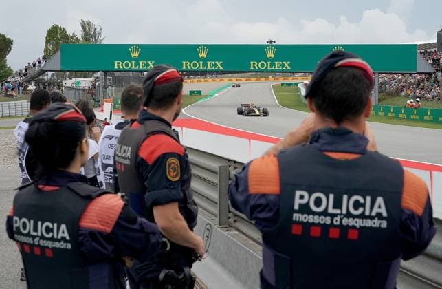 Formel 1 AWS Grand Prix von Spanien 2023 03.06.2023, Circuit de Catalunya, Barcelona, Formel 1 AWS Grand Prix von Spanien 2023 , im Bild Spanische Polizisten schauen Max Verstappen (NLD), Oracle Red Bull Racing