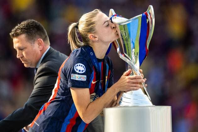230603 Fridolina Rolfö of Barcelona gives the trophy a kiss after the UEFA Women s Champions League final match between Barcelona and Wolfsburg on June 3, 2023 in Eindhoven. Photo: Ludvig Thunman BILDBYRAN kod LT LT0533 fotboll football soccer fotball champions league final barcelona wolfsburg dam bbeng Copyright: LUDVIGxTHUNMAN BB230603LT132