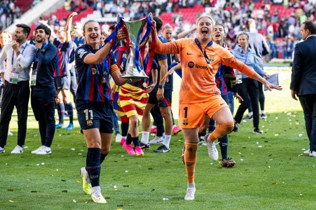 230603 Alexia Putellas and goalkeeper Sandra Panos of Barcelona celebrate after winning the UEFA Women s Champions League final match between Barcelona and Wolfsburg on June 3, 2023 in Eindhoven. Photo: Ludvig Thunman BILDBYRAN kod LT LT0533 fotboll football soccer fotball champions league final barcelona wolfsburg dam bbeng jubel Copyright: LUDVIGxTHUNMAN BB230603LT137