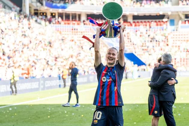 230603 Caroline Graham Hansen of Barcelona celebrates with the trophy after winning the UEFA Women s Champions League final match between Barcelona and Wolfsburg on June 3, 2023 in Eindhoven. Photo: Ludvig Thunman BILDBYRAN kod LT LT0533 fotboll football soccer fotball champions league final barcelona wolfsburg dam bbeng jubel Copyright: LUDVIGxTHUNMAN BB230603LT140