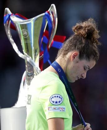 EINDHOVEN - Dominique Janssen of VfL Wolfsburg disappointed after the UEFA Champions League Final for Women between FC Barcelona, Barca and VfL Wolfsburg at Phillips stadium on June 3, 2023 in Eindhoven, Netherlands. ANP MAURICE VAN STONE Women s UEFA Champions League FINAL 2022 2023 xVIxANPxSportx xxANPxIVx 470816001 originalFilename: 470816001.jpg