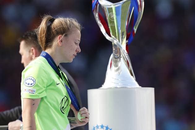 EINDHOVEN - Lynn Wilms of VfL Wolfsburg disappointed after the UEFA Champions League Final for Women between FC Barcelona, Barca and VfL Wolfsburg at Phillips stadium on June 3, 2023 in Eindhoven, Netherlands. ANP MAURICE VAN STONE Women s UEFA Champions League FINAL 2022 2023 xVIxANPxSportx xxANPxIVx 470816035 originalFilename: 470816035.jpg