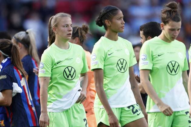 EINDHOVEN - (lr) Lynn Wilms of VfL Wolfsburg, Sveindis Jonsdottir of VfL Wolfsburg disappointed after the UEFA Champions League Final for Women between FC Barcelona, Barca and VfL Wolfsburg at Phillips stadium on June 3, 2023 in Eindhoven, Netherlands. ANP MAURICE VAN STONE Women s UEFA Champions League FINAL 2022 2023 xVIxANPxSportx xxANPxIVx 470816056 originalFilename: 470816056.jpg