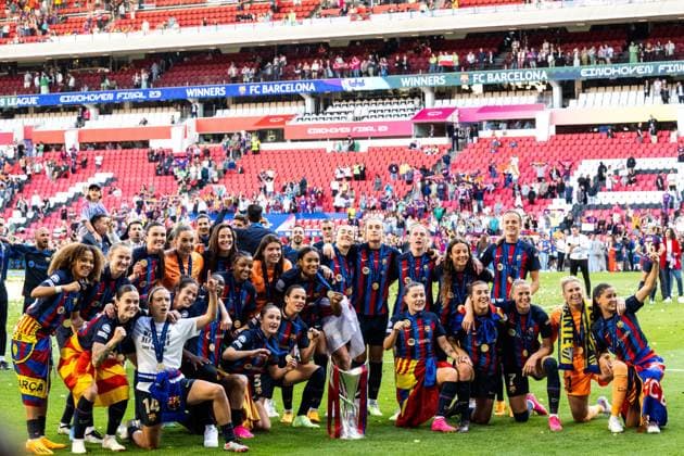 230603 Players of Barcelona celebrate with the trophy after the UEFA Women s Champions League final match between Barcelona and Wolfsburg on June 3, 2023 in Eindhoven. Photo: Ludvig Thunman BILDBYRAN kod LT LT0533 fotboll football soccer fotball champions league final barcelona wolfsburg dam bbeng jubel Copyright: LUDVIGxTHUNMAN BB230603LT152