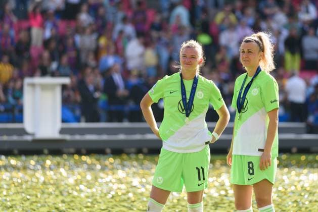 03.06.2023, Eindhoven, PSV Stadion, UEFA Women s Champions League: Barcelona - Wofsburg, Alexandra Popp (11 Wolfsburg) and (8 Wolfsburg) after the match Copyright: xJustPictures.ch SvenxBeyrichx