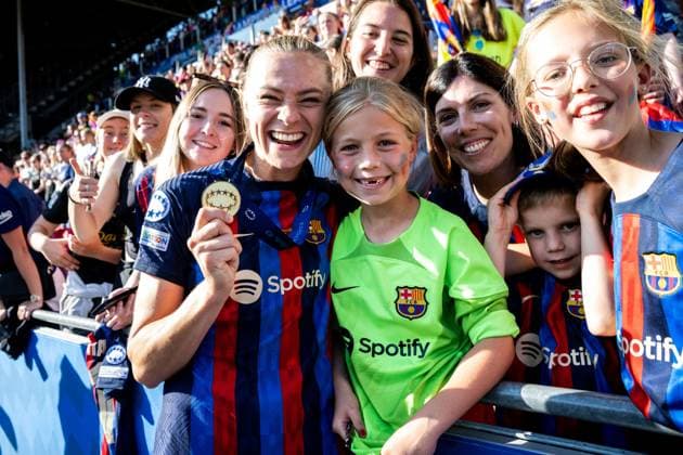 230603 Fridolina Rolfö of Barcelona celebrates with her gold medal and fans after winning the UEFA Women s Champions League final match between Barcelona and Wolfsburg on June 3, 2023 in Eindhoven. Photo: Ludvig Thunman BILDBYRAN kod LT LT0533 fotboll football soccer fotball champions league final barcelona wolfsburg dam bbeng jubel fan publik askadare supporter Copyright: LUDVIGxTHUNMAN BB230603LT159