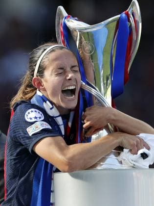 EINDHOVEN - Mapi Leon of FC Barcelona, Barca with UEFA Womens Champions League trophy after the UEFA Champions League Final for Women between FC Barcelona and Vfl Wolfsburg at Phillips stadium on June 3, 2023 in Eindhoven, Netherlands. ANP MAURICE VAN STONE Women s UEFA Champions League FINAL 2022 2023 xVIxANPxSportx xxANPxIVx 470816848 originalFilename: 470816848.jpg