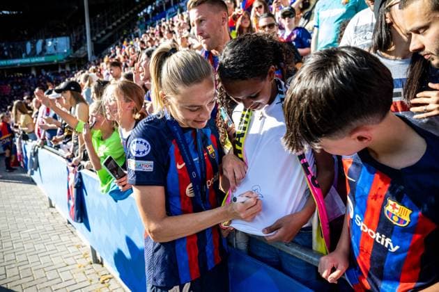 230603 Fridolina Rolfö of Barcelona with fans after winning the UEFA Women s Champions League final match between Barcelona and Wolfsburg on June 3, 2023 in Eindhoven. Photo: Ludvig Thunman BILDBYRAN kod LT LT0533 fotboll football soccer fotball champions league final barcelona wolfsburg dam bbeng fan publik askadare supporter Copyright: LUDVIGxTHUNMAN BB230603LT161