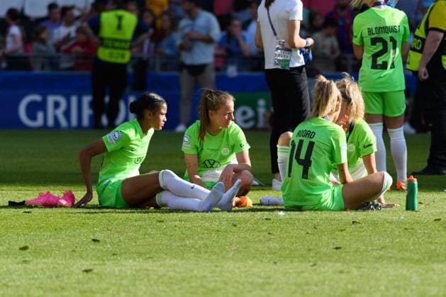 03.06.2023, Eindhoven, PSV Stadion, UEFA Women s Champions League: Barcelona - Wofsburg, Sveindis Jonsdottir (23 Wolfsburg) Jill Roord (14 Wolfsburg) and other players of VfL Wolfsburg on the pitch after the game Copyright: xJustPictures.ch SvenxBeyrichx