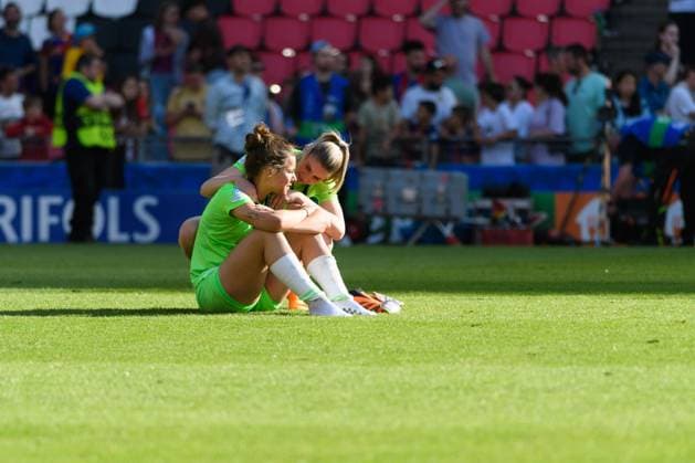 03.06.2023, Eindhoven, PSV Stadion, UEFA Women s Champions League: Barcelona - Wofsburg, Lena Oberdorf (5 Wolfsburg) sitting on the pitch after the game. Copyright: xJustPictures.ch SvenxBeyrichx