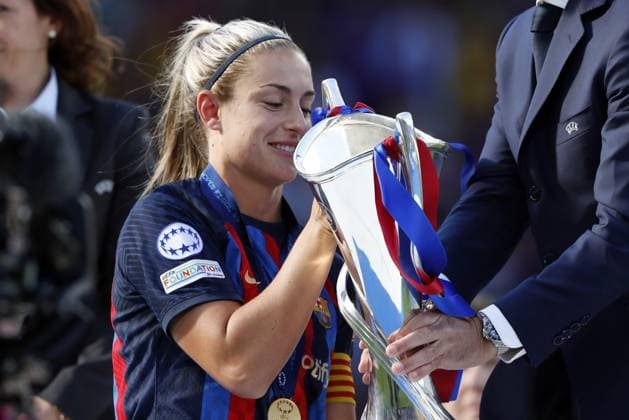 EINDHOVEN - Alexia Putellas Segura of FC Barcelona, Barca with UEFA Womens Champions League trophy after the UEFA Champions League Final for Women between FC Barcelona and Vfl Wolfsburg at Phillips stadium on June 3, 2023 in Eindhoven, Netherlands. ANP MAURICE VAN STONE Women s UEFA Champions League FINAL 2022 2023 xVIxANPxSportx xxANPxIVx 470817346 originalFilename: 470817346.jpg