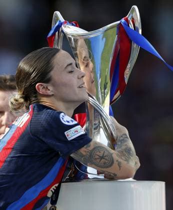 EINDHOVEN - Lucy Bronze of FC Barcelona, Barca with UEFA Womens Champions League trophy after the UEFA Champions League Final for Women between FC Barcelona and Vfl Wolfsburg at Phillips stadium on June 3, 2023 in Eindhoven, Netherlands. ANP MAURICE VAN STONE Women s UEFA Champions League FINAL 2022 2023 xVIxANPxSportx xxANPxIVx 470817393 originalFilename: 470817393.jpg