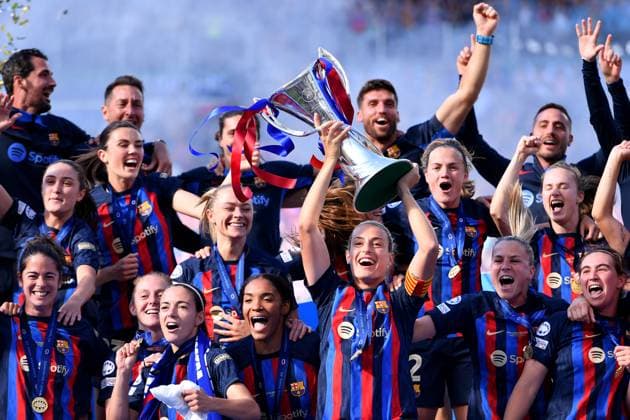 Fußball Womens Champions League Finale FC Barcelona, Barca - VfL Wolfsburg am 03.06.2023 im PSV Stadium in Eindhoven Siegerehrung Pokalübergabe Womens Champions League Siegerinnen: FC Barcelona Alexia Putellas ( Barcelona ) mit der Trophäe Pokal