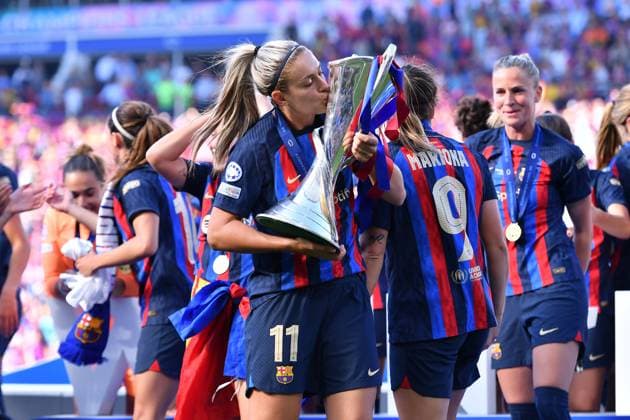 Fußball Womens Champions League Finale FC Barcelona, Barca - VfL Wolfsburg am 03.06.2023 im PSV Stadium in Eindhoven Alexia Putellas ( Barcelona ) küsst Trophäe Pokal