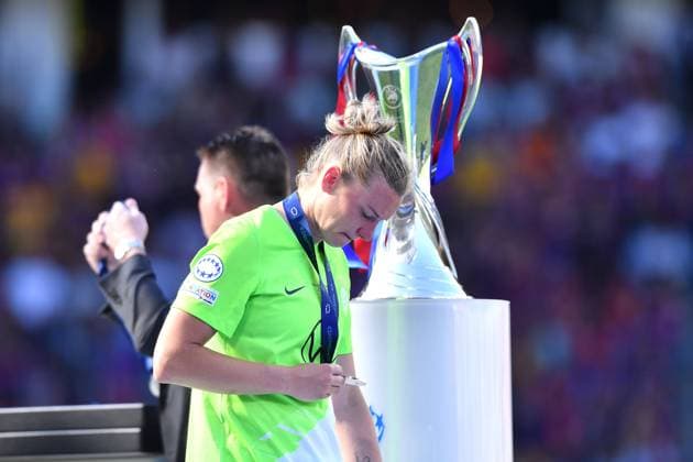 Fußball Womens Champions League Finale FC Barcelona, Barca - VfL Wolfsburg am 03.06.2023 im PSV Stadium in Eindhoven Alexandra Popp ( Wolfsburg ) enttäuscht vor Trophäe Pokal mit Silbermedaille