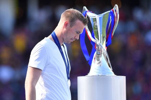 Sport Themen der Woche KW22 Fußball Womens Champions League Finale FC Barcelona, Barca - VfL Wolfsburg am 03.06.2023 im PSV Stadium in Eindhoven Tommy Stroot ( Trainer Cheftrainer Wolfsburg ) enttäuscht vor Trophäe Pokal mit Silbermedaille *** Soccer Womens Champions League Final FC Barcelona VfL Wolfsburg on 03 06 2023 at PSV Stadium in Eindhoven Tommy Stroot coach head coach Wolfsburg disappointed before trophy trophy with silver medal xHDx