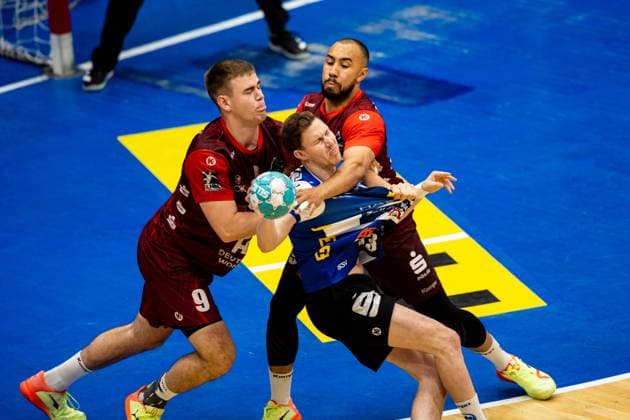 Sport Themen der Woche KW22 Sport Bilder des Tages 03.06.2023, GER, Handball, 2.BL, Maenner, Saison 2022 2023, ThSV Eisenach - 1. VfL Potsdam Beneke, Max (1. VfL Potsdam) Akakpo, David Cyrill (1. VfL Potsdam) Ulshoefer, Jonas (ThSV Eisenach) Eisenach Werner-Assmann-Halle Thüringen Deutschland *** 03 06 2023, GER, Handball, 2 BL, Men, Season 2022 2023, ThSV Eisenach 1 VfL Potsdam Beneke, Max 1 VfL Potsdam Akakpo, David Cyrill 1 VfL Potsdam Ulshoefer, Jonas ThSV Eisenach Eisenach Werner Assmann Halle Thuringia Germany