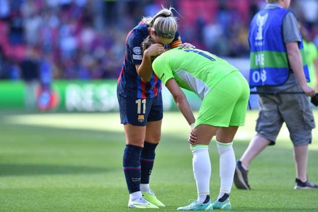 Fußball Womens Champions League Finale FC Barcelona, Barca - VfL Wolfsburg am 03.06.2023 im PSV Stadium in Eindhoven Alexia Putellas ( Barcelona ), links - Alexandra Popp ( Wolfsburg ), rechts