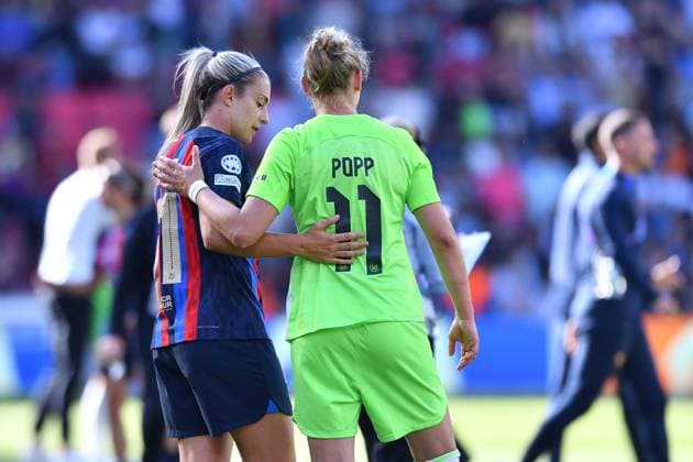 Fußball Womens Champions League Finale FC Barcelona, Barca - VfL Wolfsburg am 03.06.2023 im PSV Stadium in Eindhoven Alexia Putellas ( Barcelona ), links - Alexandra Popp ( Wolfsburg ), rechts