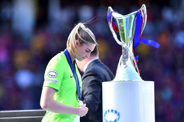 Fußball Womens Champions League Finale FC Barcelona, Barca - VfL Wolfsburg am 03.06.2023 im PSV Stadium in Eindhoven Jule Brand ( Wolfsburg ) enttäuscht vor Trophäe Pokal mit Silbermedaille