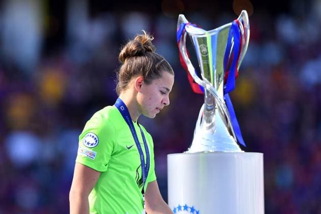 Fußball Womens Champions League Finale FC Barcelona, Barca - VfL Wolfsburg am 03.06.2023 im PSV Stadium in Eindhoven Lena Oberdorf ( Wolfsburg ) enttäuscht vor Trophäe Pokal mit Silbermedaille